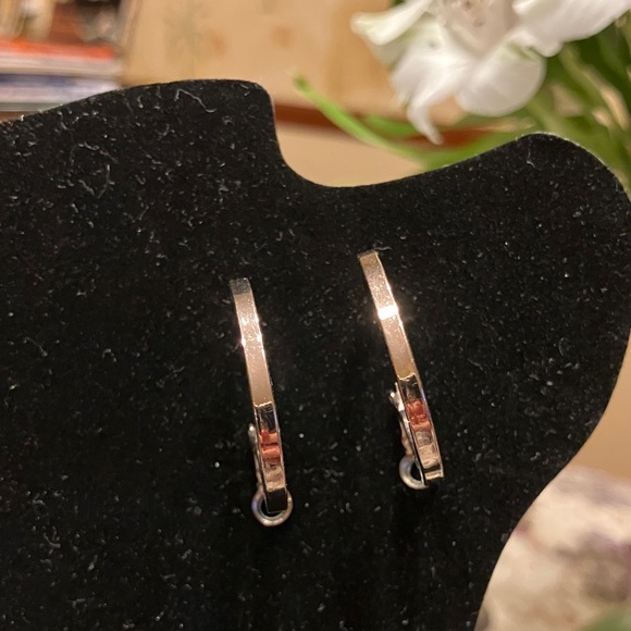 MOTHER OF PEARL DYED DISCS ON A LONG SILVER TONE CHAIN WITH PIERCED EARRINGS - Picture 11 of 15